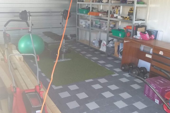Kosačka, náčinie a cvičebné pomôcky vo vnútri garáže