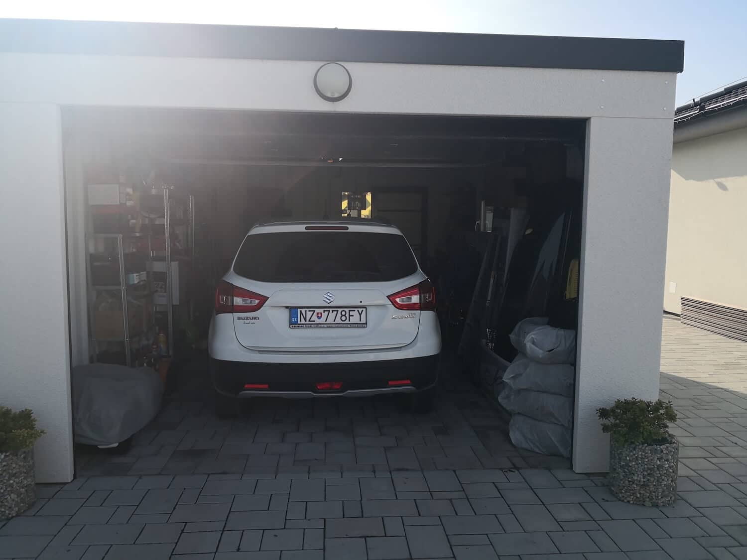 Otvorená garáž s autom vo vnútri