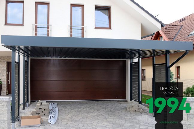 Prístrešok SIEBAU pre dve autá pred garážou