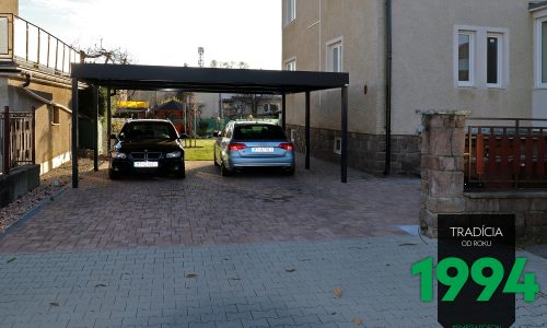 Dve autá zaparkované pod prístreškom