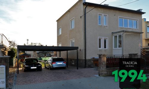 Autá zaparkované pod prístreškom pri dome