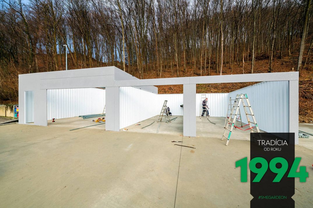 Rebríky pri montáži radovej garáže