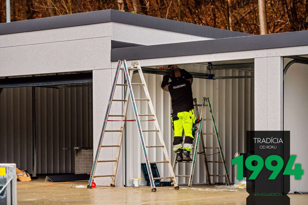 Montáž nižšej časti radovej garáže