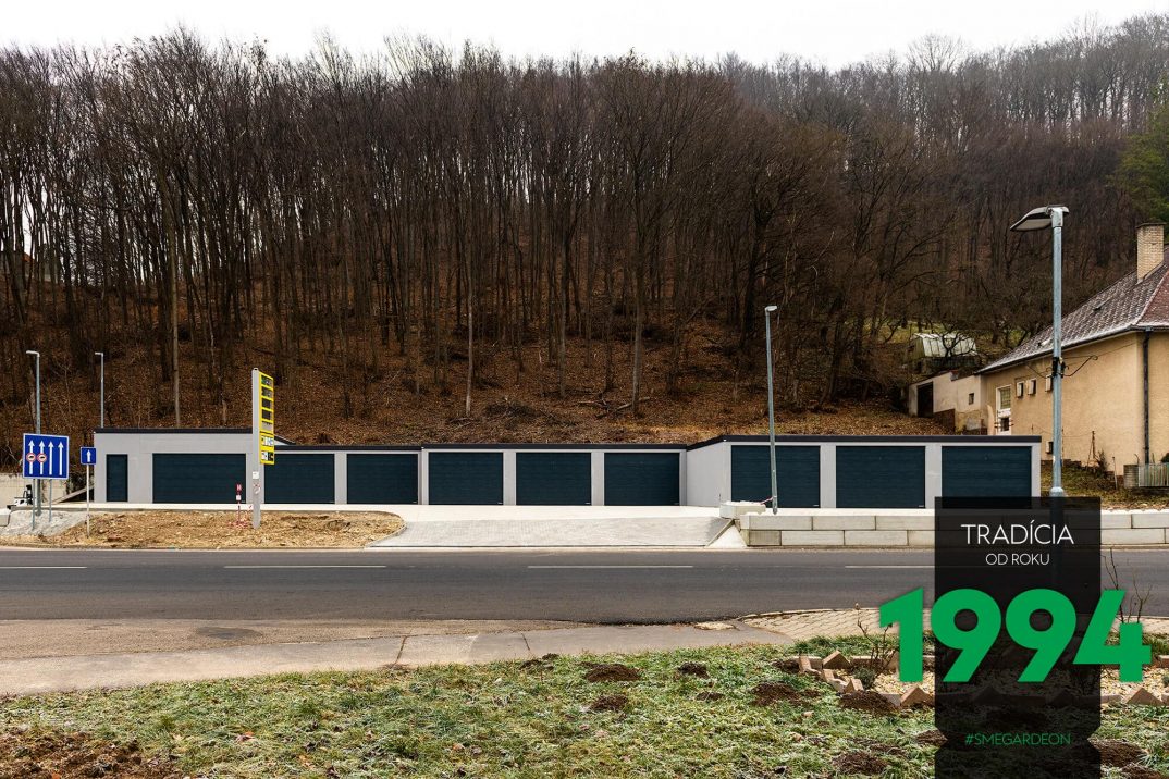 Radová garáž v sivej omietke