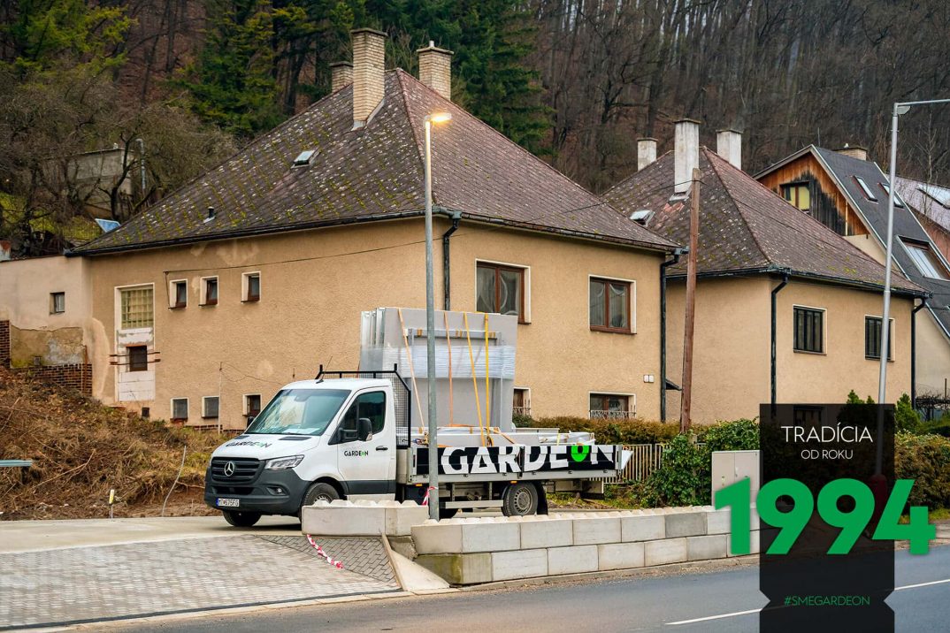 Dodávka GARDEON pri hnedých domoch