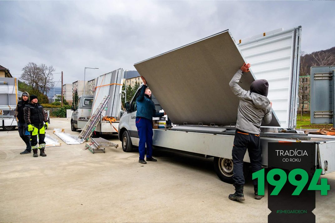 Montážnici vykladajú