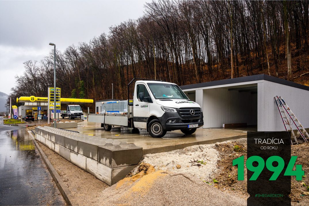 Dodávka pri radovej montovanej garáži