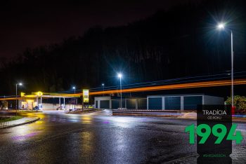 Radová montovaná garáž v noci