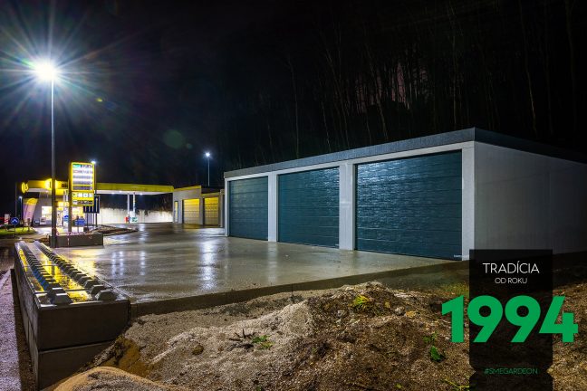 Radová montovaná garáž pri Slovnafte v noci