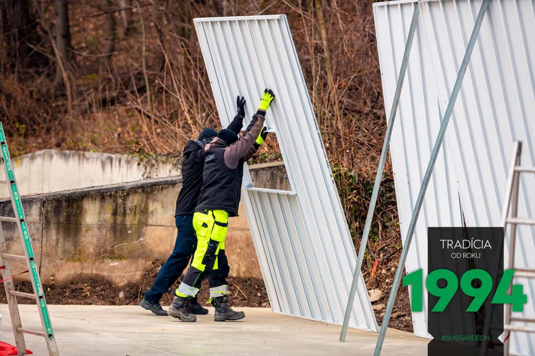 Stavba stien s oknom