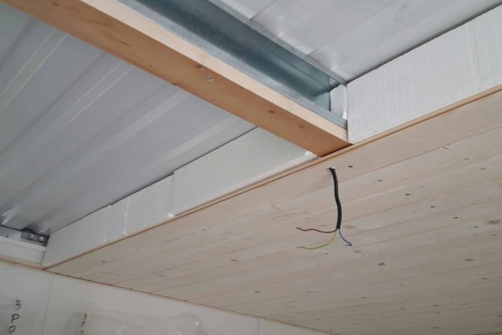 Izolovaný strop stavby