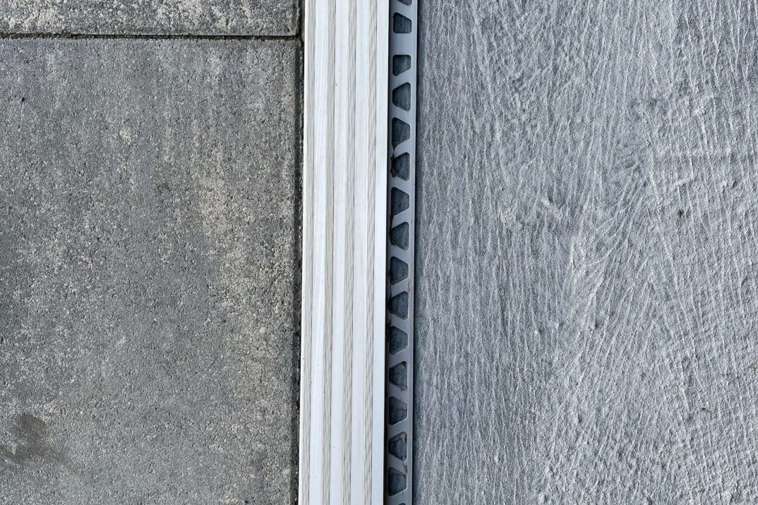 Podlaha garáže před nátěrem.