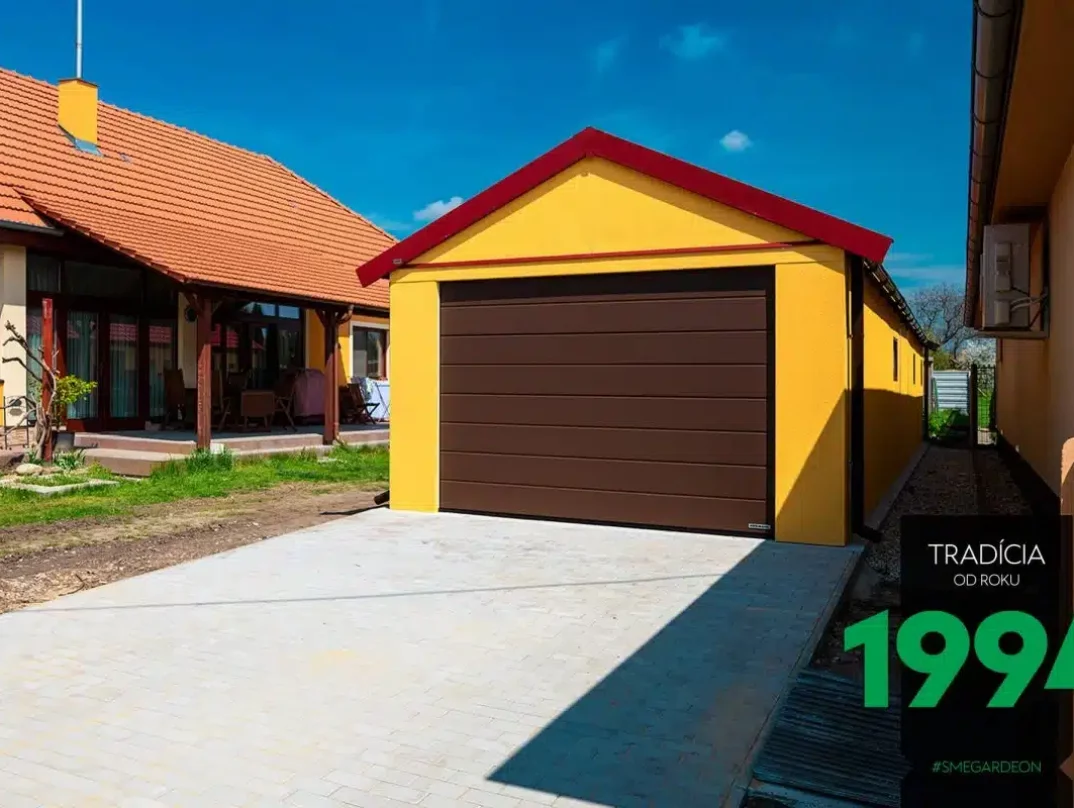 Atypická garáž v žluté omítce se sedlovou střechou