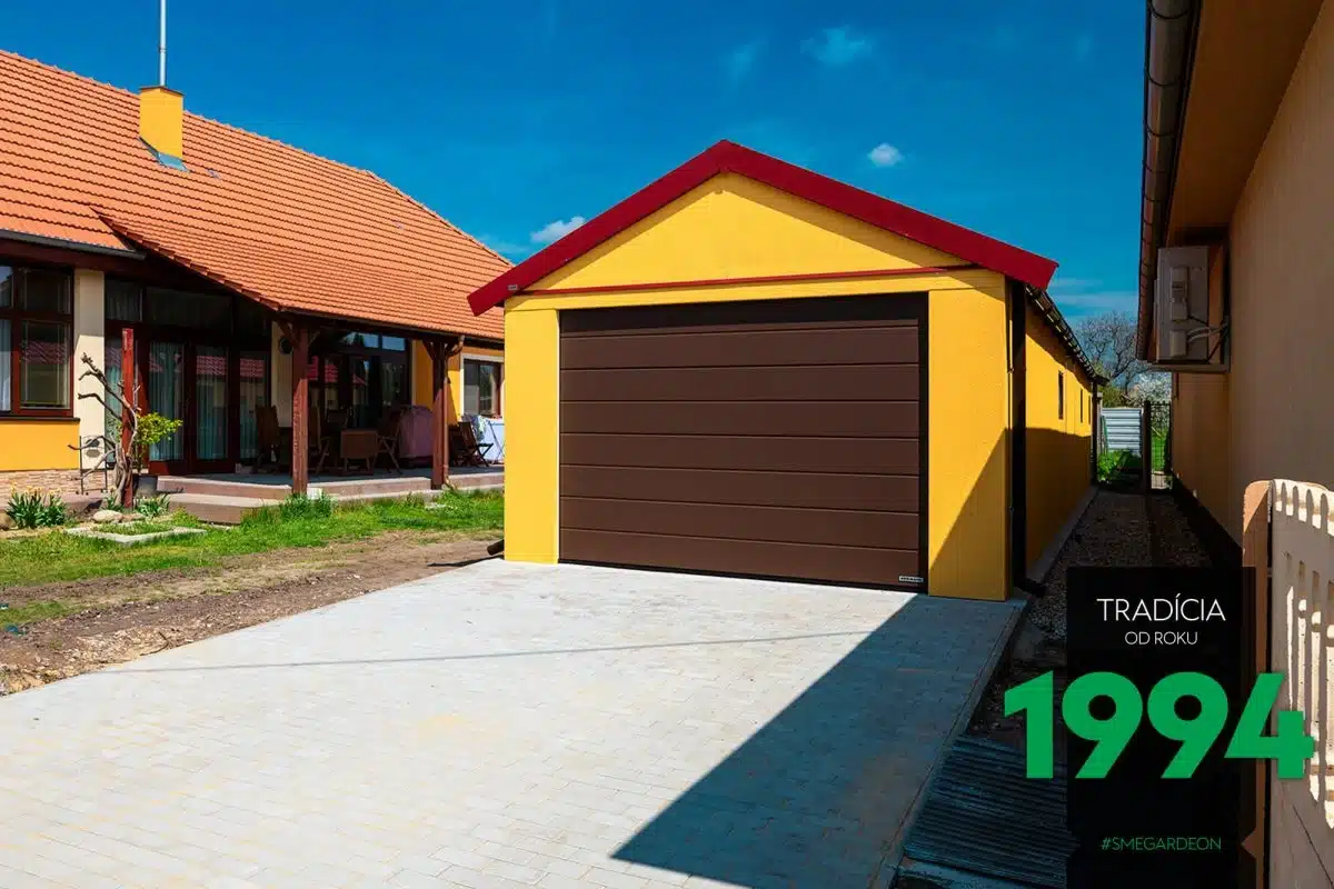 Atypická garáž v žluté omítce se sedlovou střechou