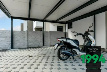 Motorka zaparkovaná pod přístřeškem GARDEON