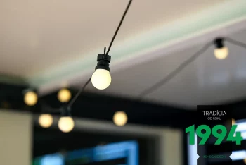 Detail na zavěšené žárovky na pergole