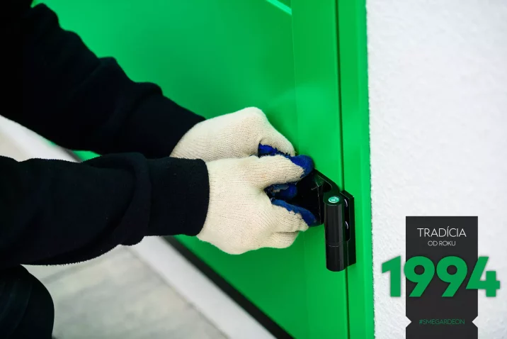 Detail na zelené dveře GARDEON