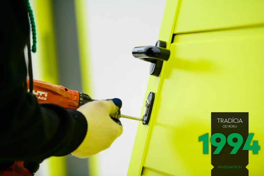 Vrtání zámky žlutých dveří GARDEON