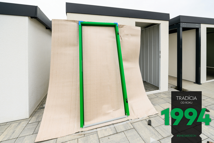 Opřený zelený rám dveří GARDEON