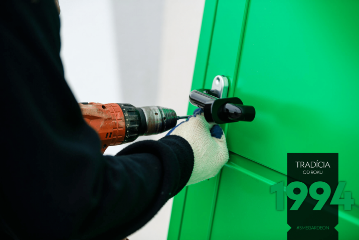 Kliky na zelených dveřích GARDEON