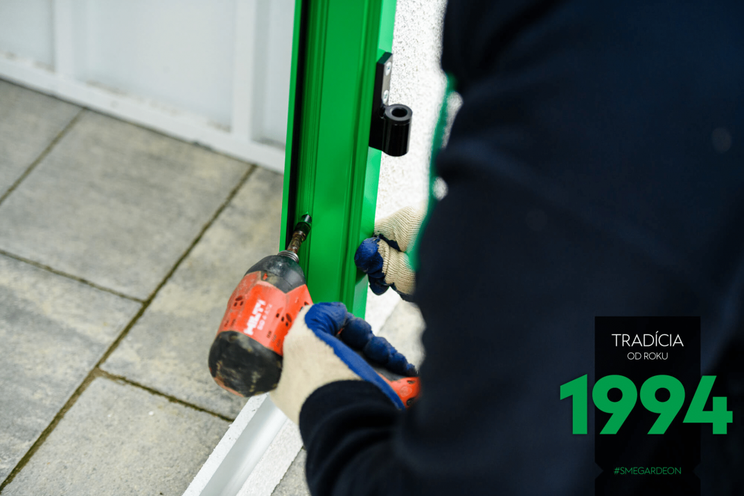 Vrtání šroubů do rámu dveří