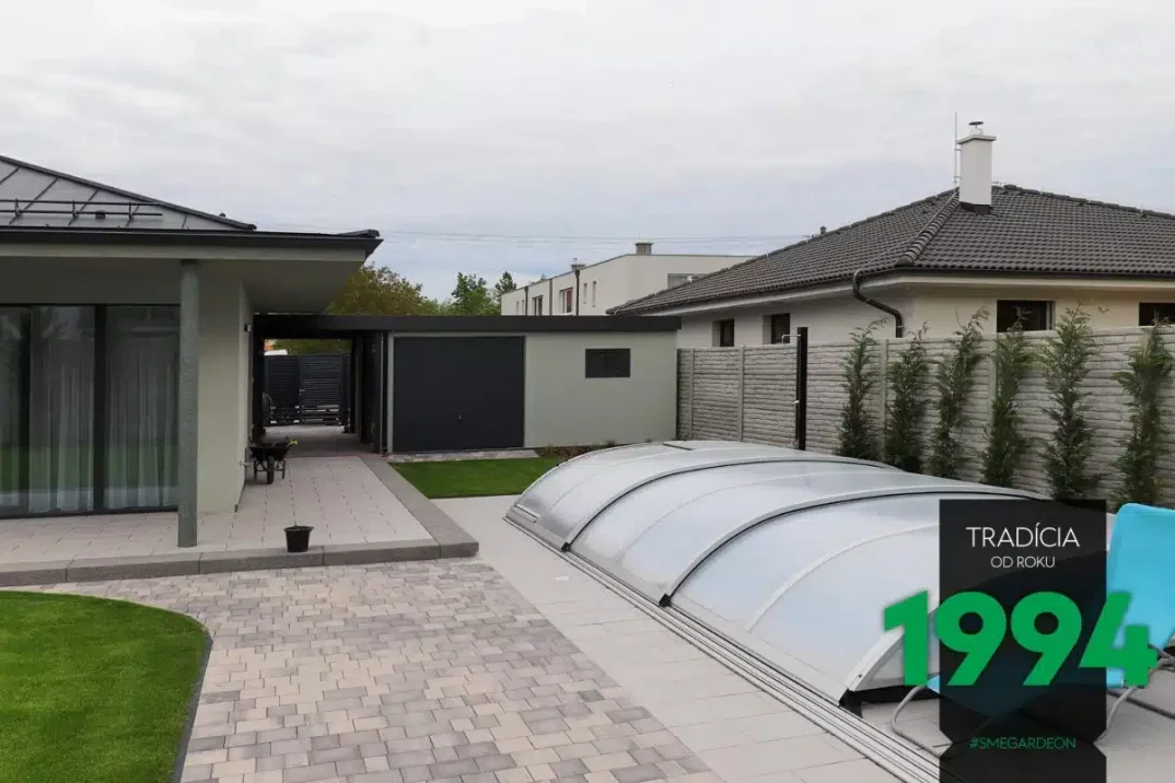 Dvojgaráž s přístřeškem a garážovými vraty na zadní straně