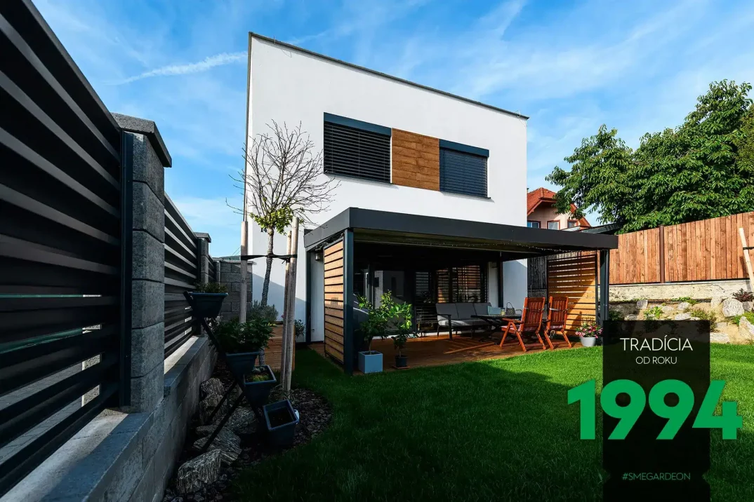 Pergola s dřevěnými výplněmi spolu s posezením
