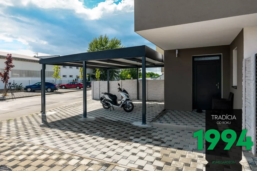 Motorka zaparkovaná pod přístřeškem GARDEON pro dvě auta