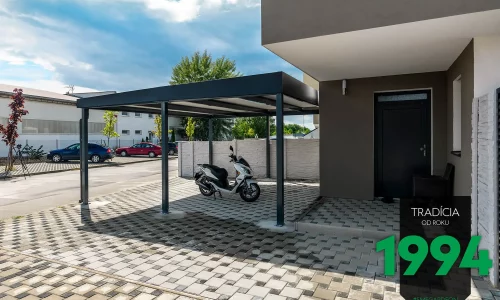 Motorka zaparkovaná pod přístřeškem GARDEON pro dvě auta