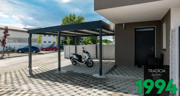 Motorka zaparkovaná pod přístřeškem GARDEON