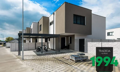 Motorka pod přístřeškem pro dvě auta u domu