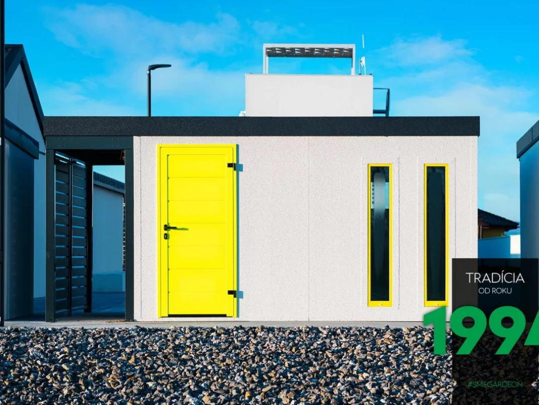 Zahradní domek se žlutými dveřmi a dvěma světlíky spolu s 1 metrovým přístřeškem