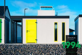 Zahradní domek se žlutými dveřmi a dvěma světlíky spolu s 1 metrovým přístřeškem