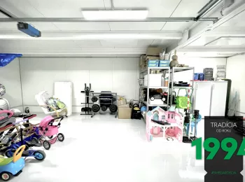 Police, lednice, kola, hračky uvnitř montované stavby