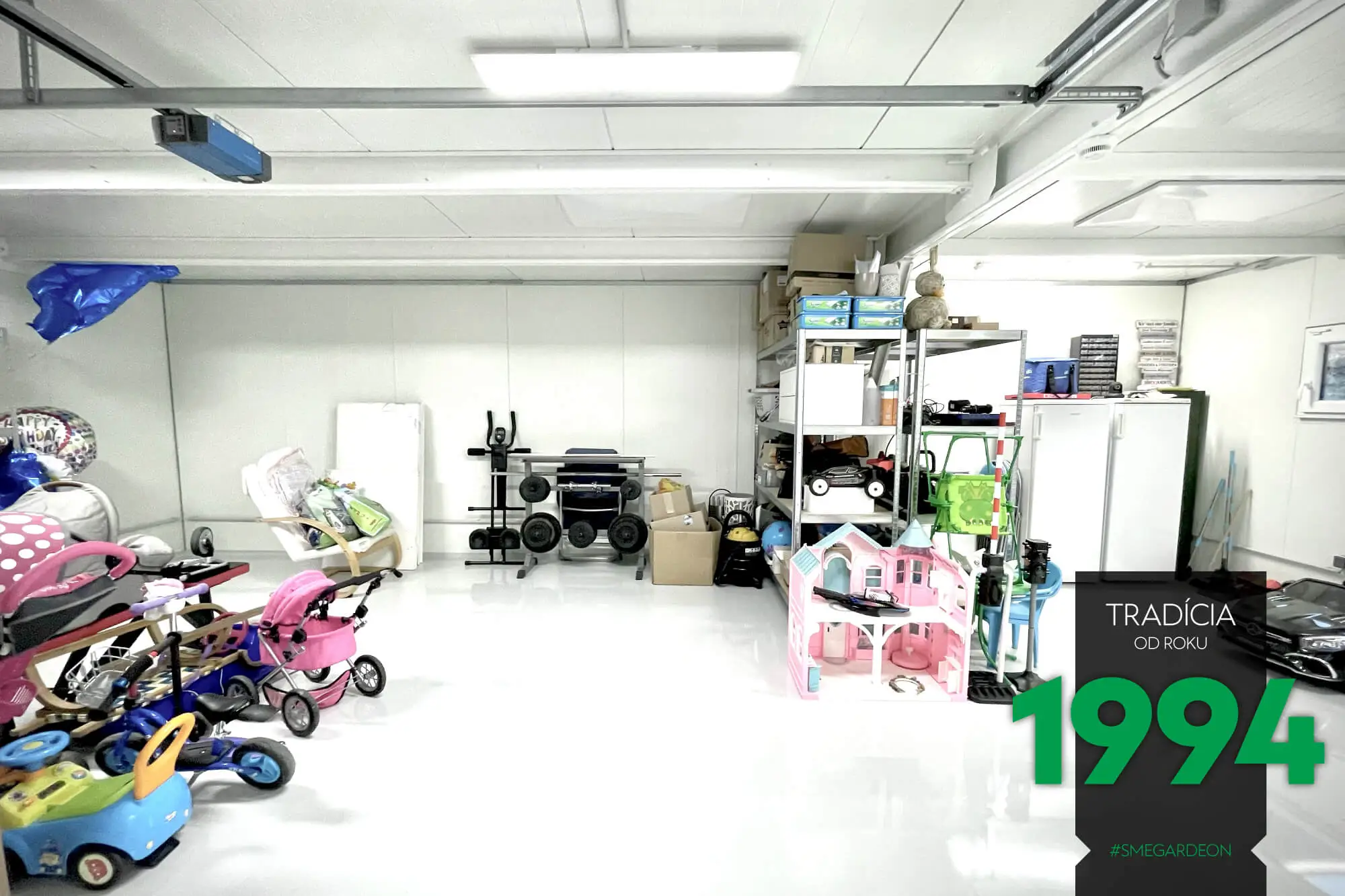 Police, lednice, kola, hračky uvnitř montované stavby