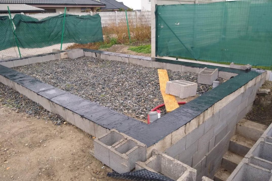 Schéma betonového věnce s 10 cm přesahem pod montovanou stavbou.