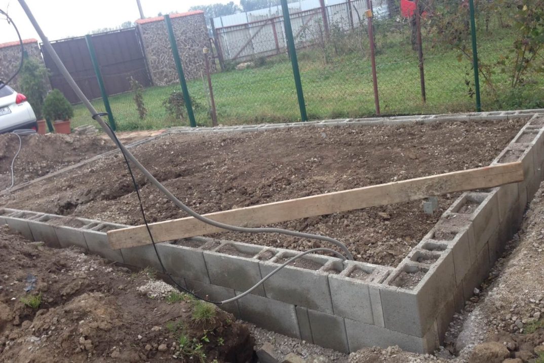 Betonový věnec z tvárnic.