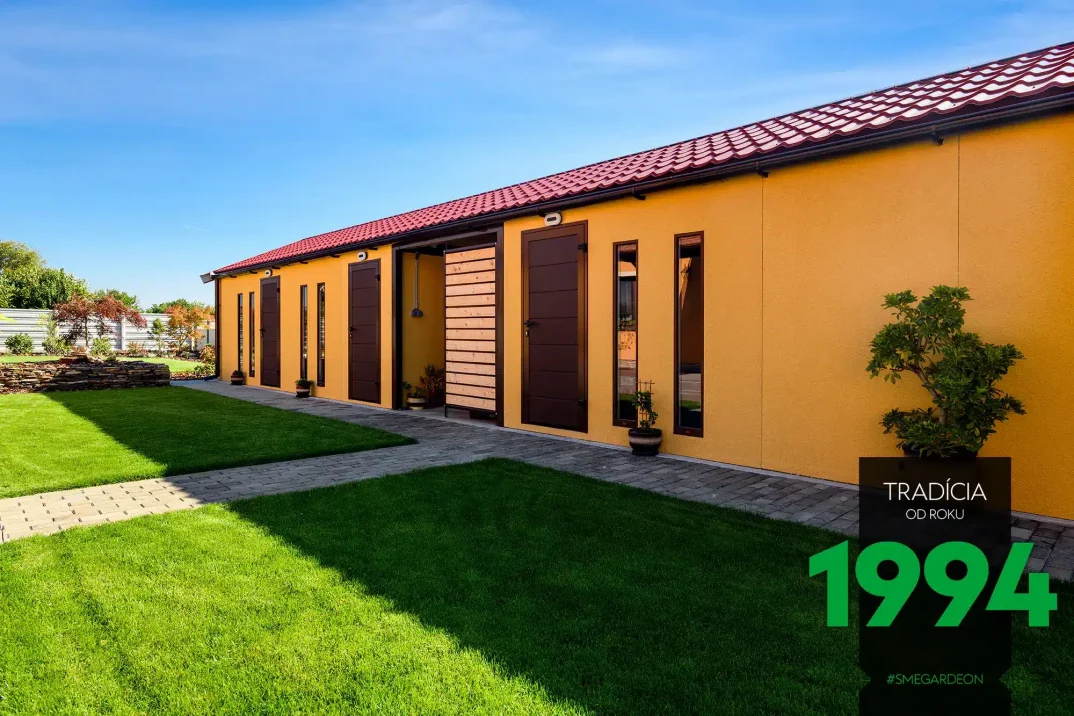 Atypická montovaná garáž v žluté omítce s hnědými doplňky