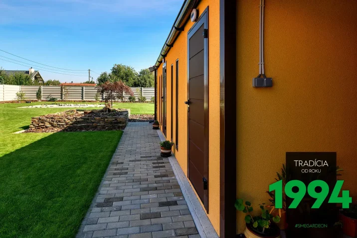 Atypická montovaná garáž s hnědými doplňky
