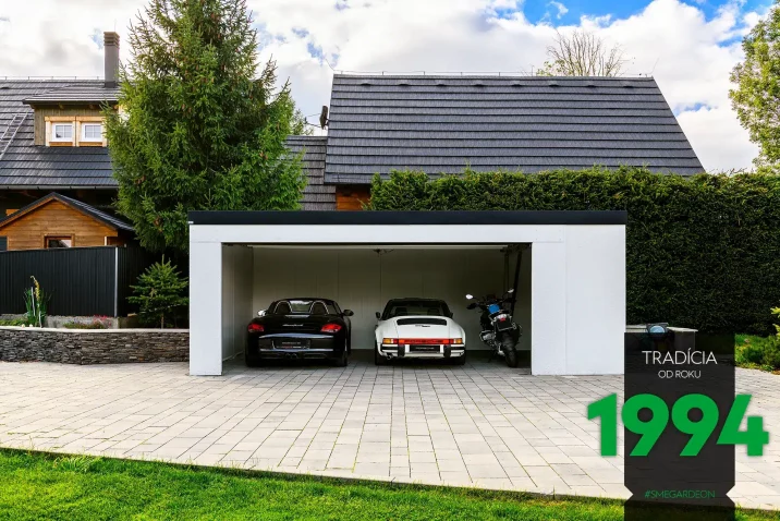 Zaparkována autá s motorkou v garáží