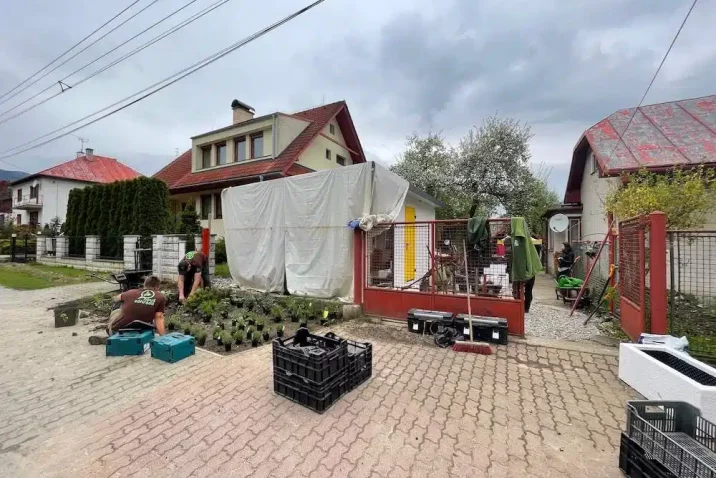 Příprava zahradního domku k natáčení Nové Zahrady