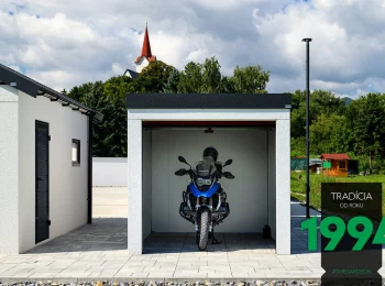 Otevřená garáž s motorkou v showroome