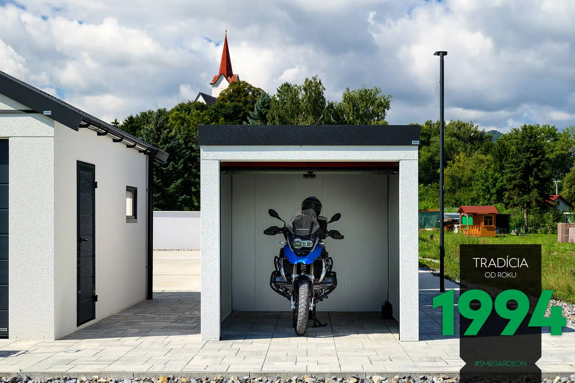 Otevřená garáž s motorkou v showroome