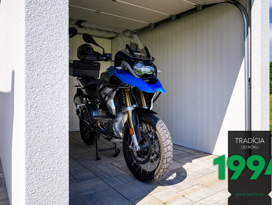 Motorka v garáži pro motorku v showroome