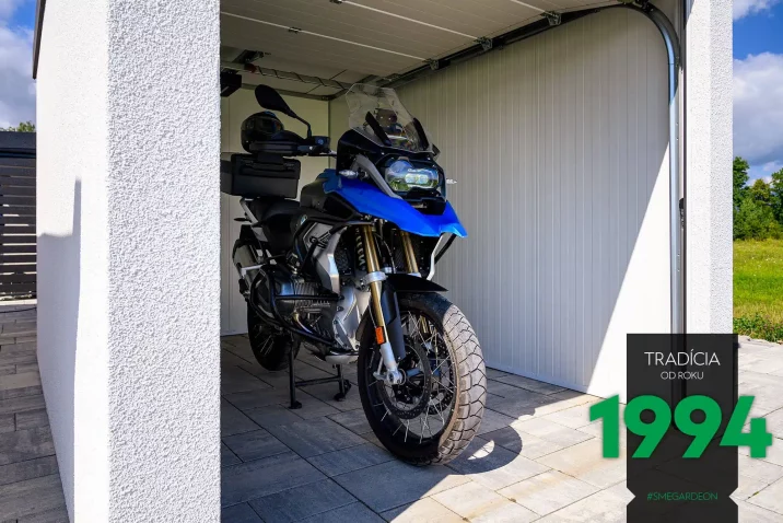 Motorka v garáži pro motorku v showroome