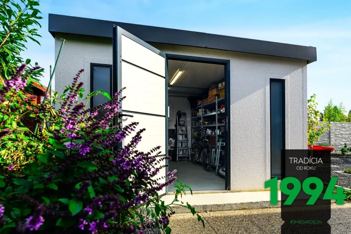 Otevřený dveře do záhradního domku