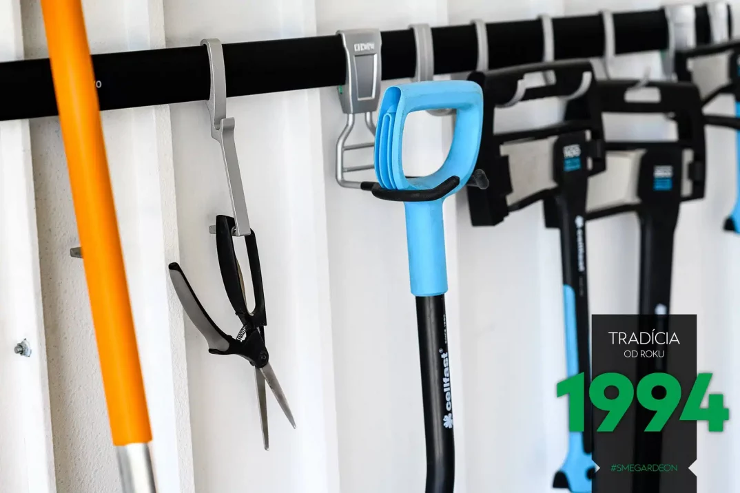 Detail na zavěšené nářadí na stěně montované garáže.