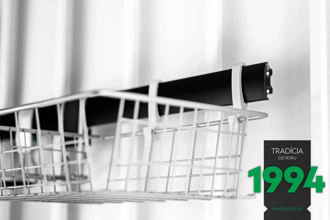 Zavěšený košík na stěně montované garáže.