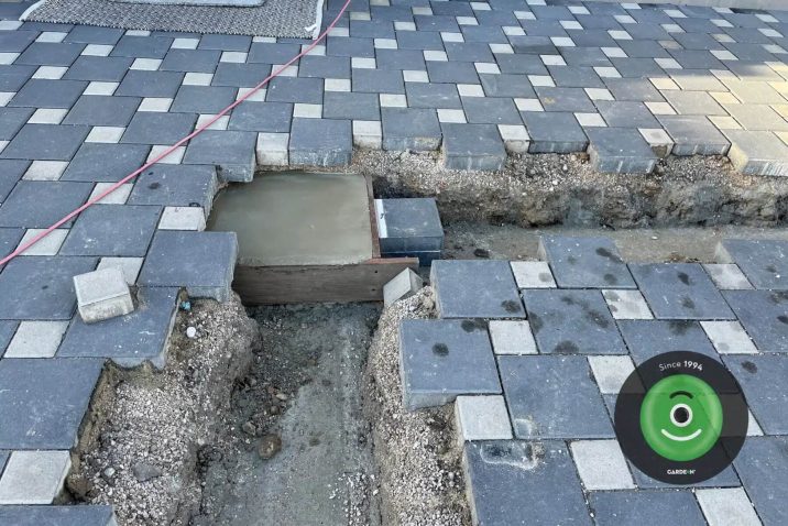 Betonová patka připravená v zámkové dlažbě.