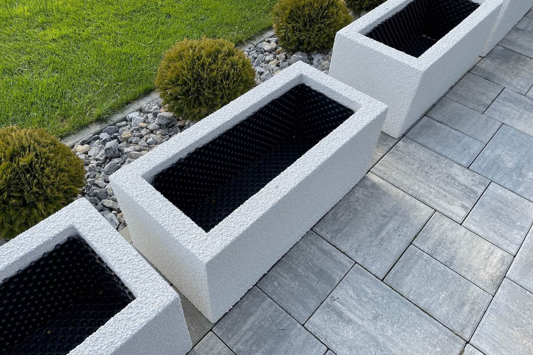 Vyvýšený záhon na terase v Gardeonu.